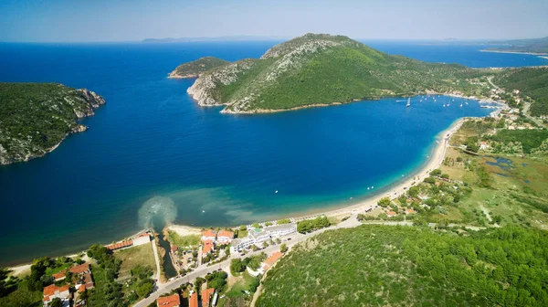 Denizde yelkenli gemiler