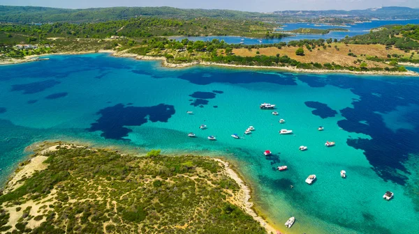 Denizi Adaları Mavi gökyüzü altında