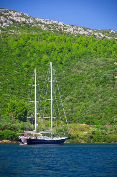 Denizde yelkenli gemi