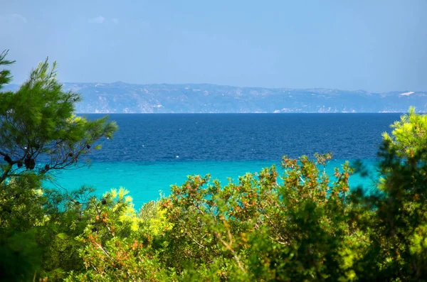 Deniz kıyısında açık gökyüzü altında