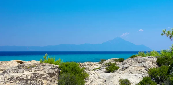 Deniz kıyısında açık gökyüzü altında