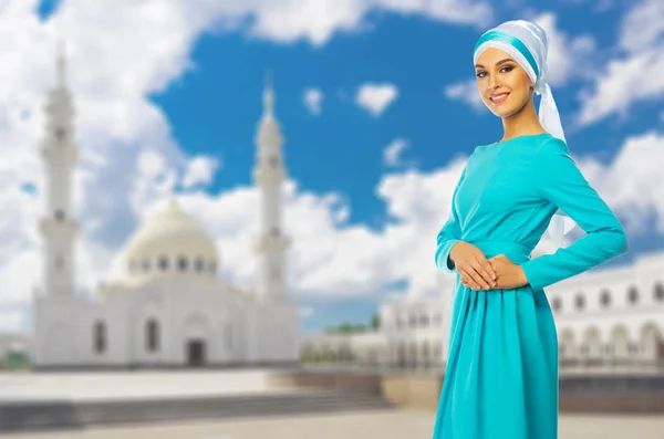 白いモスクとイスラム教徒の女性 — ストック写真