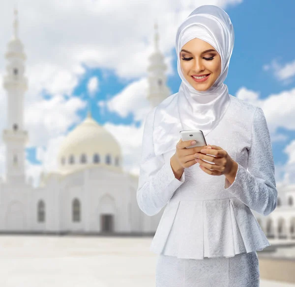 白いモスクとイスラム教徒の女性 — ストック写真