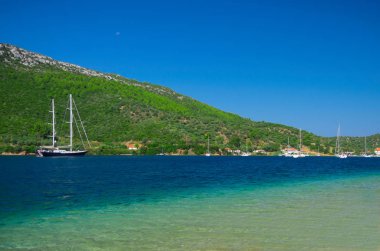 Denizde yelkenli gemi