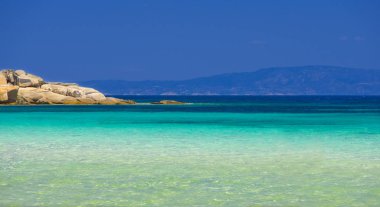 Güneşli bir günde deniz kıyısı