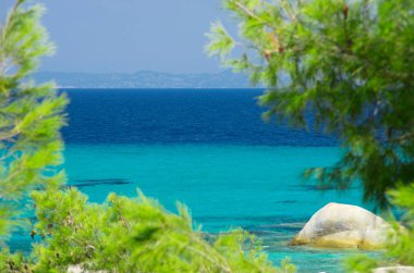 Deniz kıyısında açık gökyüzü altında