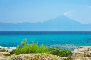Deniz kıyısında açık gökyüzü altında