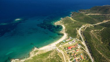 Deniz kıyısında açık gökyüzü altında
