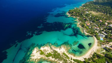 Deniz kıyısında açık gökyüzü altında