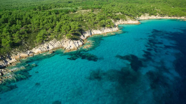 Deniz kıyısında açık gökyüzü altında