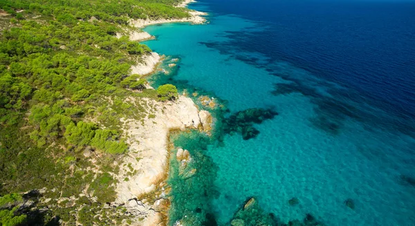 Deniz kıyısında açık gökyüzü altında