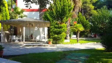 Ev yeşil bahçesinde