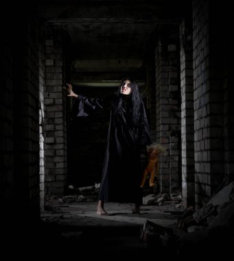 Zombi kız eski evinde