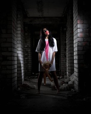 Zombi kız eski evinde