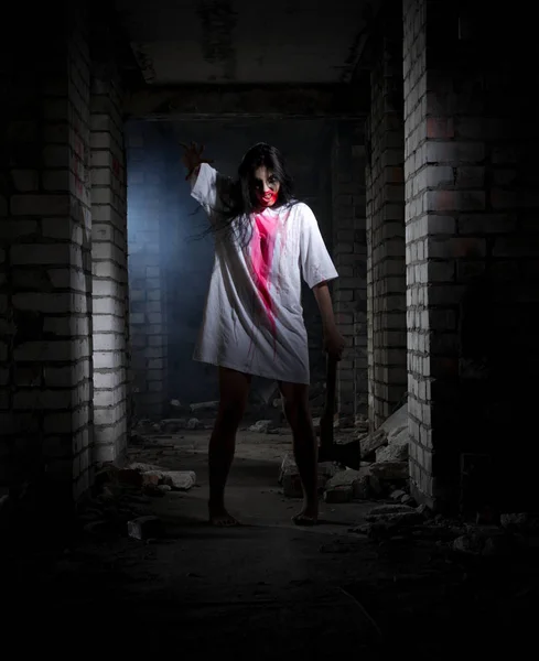 Zombie ragazza in vecchia casa — Foto Stock