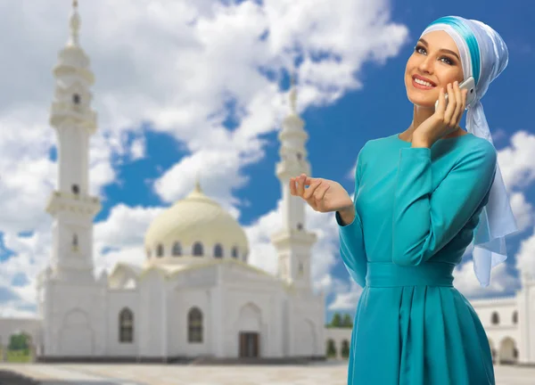 背景のモスクでイスラム教徒の女性 — ストック写真