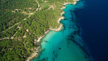 Deniz kıyısında açık gökyüzü altında