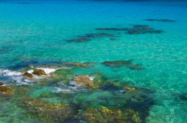 Deniz kıyısında açık gökyüzü altında