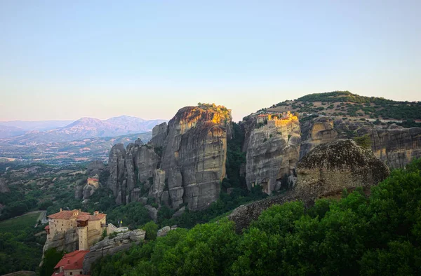 Meteora vuoret varhain aamulla — kuvapankkivalokuva