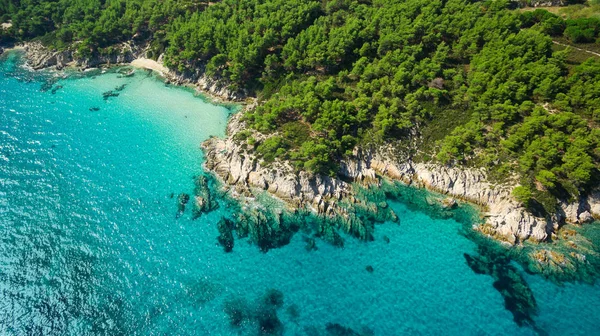 Deniz kıyısında açık gökyüzü altında