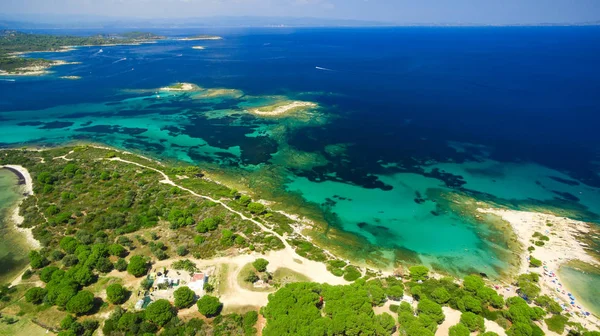 Isole del mare sotto cielo limpido — Foto Stock