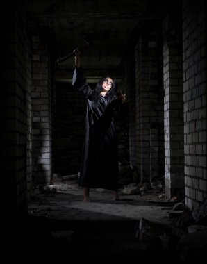 Zombi kız eski evinde