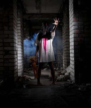 Zombi kız eski evinde