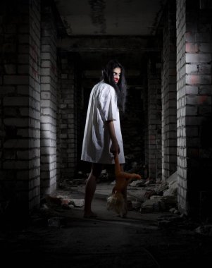 Zombi kız eski evinde