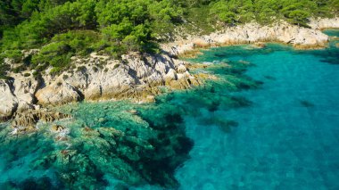 Deniz kıyısında açık gökyüzü altında