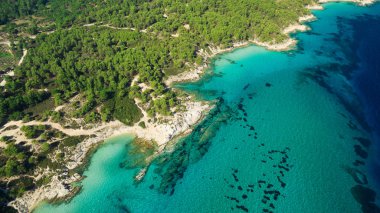 Deniz kıyısında açık gökyüzü altında