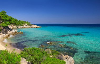 Deniz kıyısında açık gökyüzü altında