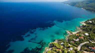 Deniz kıyısında açık gökyüzü altında