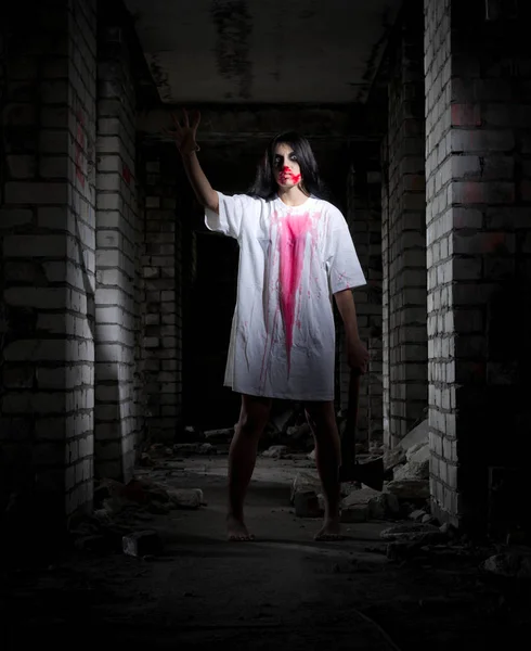 Zombie fille dans la vieille maison — Photo