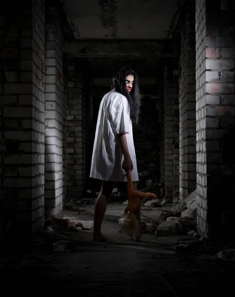 Zombi kız eski evinde