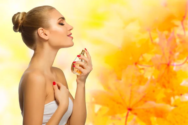 Healthy woman at autumnal background — Stock Photo, Image