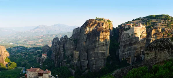 Meteora vuoret varhain aamulla — kuvapankkivalokuva