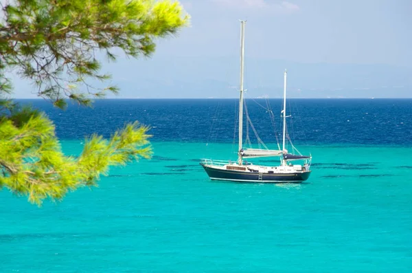 Açık havada (ver gemi ile deniz kıyısında)