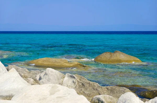 Orilla del mar bajo cielo despejado — Foto de Stock