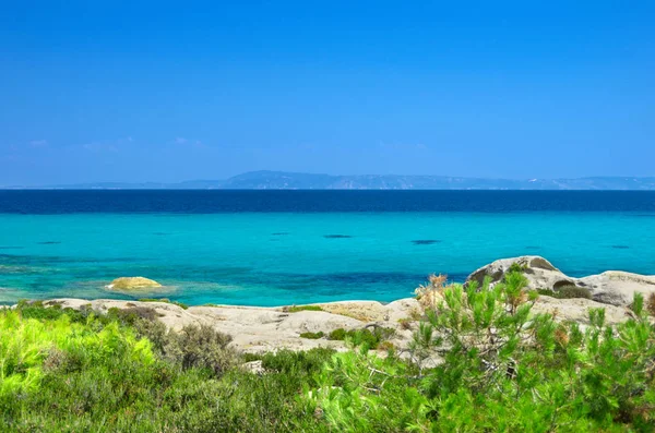 Deniz kıyısında açık gökyüzü altında