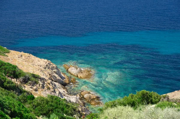 Deniz kıyısında açık gökyüzü altında