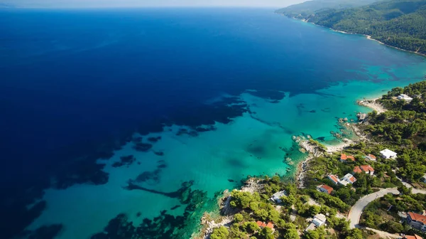 Deniz kıyısında açık gökyüzü altında