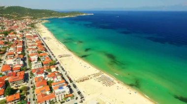 Deniz kıyısında küçük bir kasaba