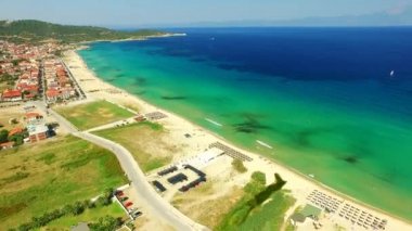 Deniz kıyısında küçük bir kasaba