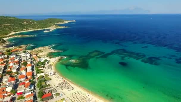 Μικρή πόλη στην ακτή της θάλασσας — Αρχείο Βίντεο