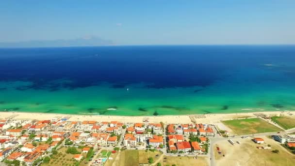 Pequeña ciudad en la costa del mar — Vídeo de stock