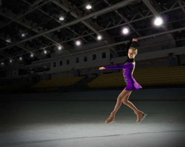 スポーツ ホールの女の子フィギュア スケート選手 — ストック写真