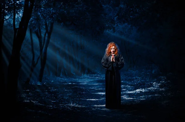 밤 숲에서 마녀 — 스톡 사진