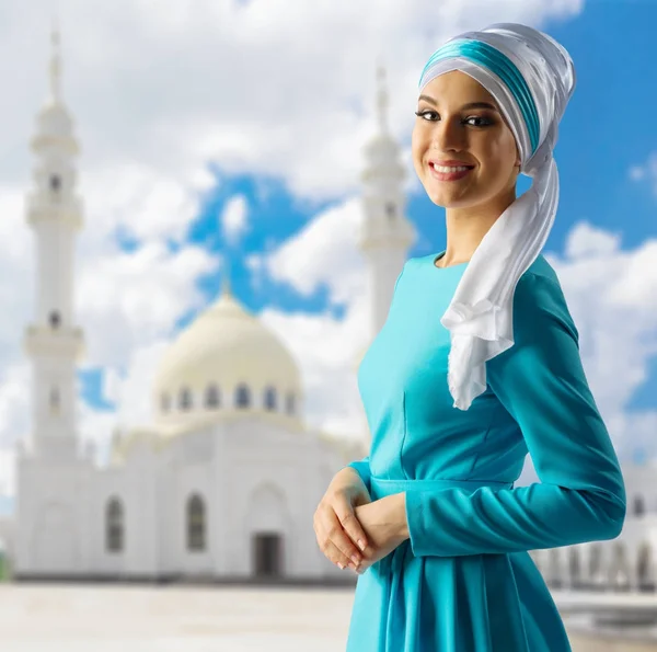 Молода мусульманська дівчина на фоні мечеті — стокове фото
