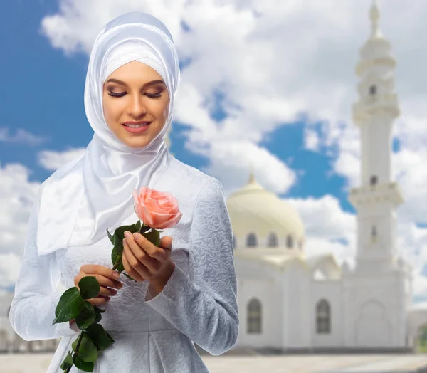Молодая мусульманка на фоне мечети — стоковое фото