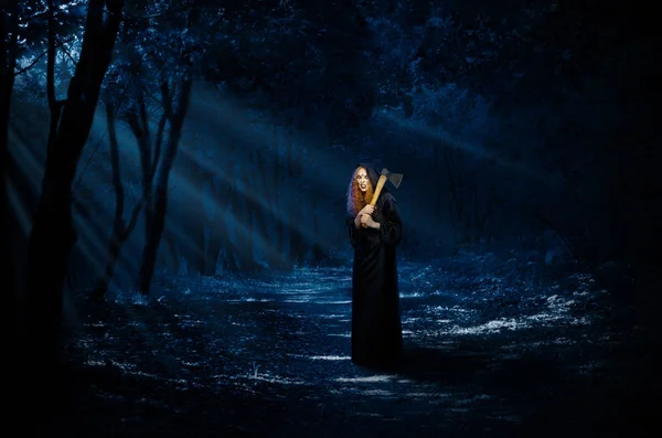 Čarodějnice v lese v noci — Stock fotografie